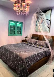 Un pat sau paturi într-o cameră la Tiny House
