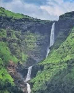 uma cascata no lado de uma montanha em Malshej Ghat Hill Top Camping em Otūr
