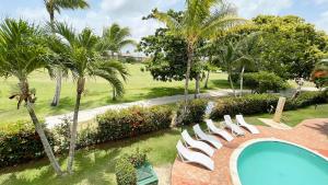 Bazén v ubytování Cozy apartment Golf Course View in Punta Cana nebo v jeho okolí