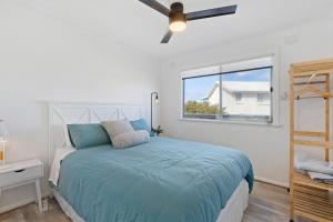 Habitación blanca con cama y ventana en Oceans 8 - 8 First Ave Hayborough en Hayborough