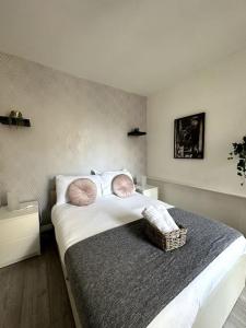 a bedroom with a bed with two pillows on it at Stunning 2-bed apt near central London. in London