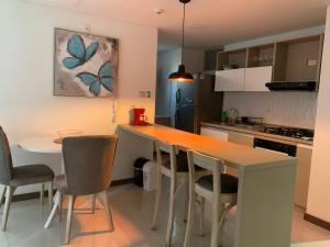 a kitchen with a table and chairs in a kitchen at Fabuloso apartamento in Armenia