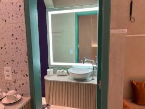 y baño con lavabo y espejo. en Tiny Studio Nation Copacabana, en Río de Janeiro