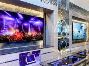 TV a/nebo společenská místnost v ubytování Hotel QUEEN ANNEX