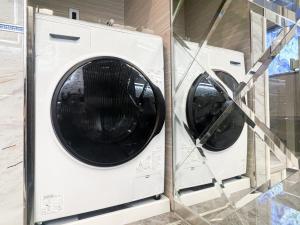 zwei nebeneinander sitzende Waschmaschinen in der Unterkunft Hotel QUEEN ANNEX in Tokio