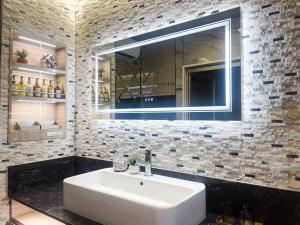 y baño con lavabo blanco y espejo. en Hotel QUEEN ANNEX, en Tokio