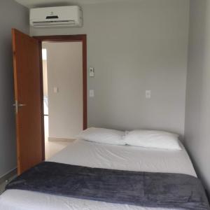 um quarto com uma cama e ar condicionado em Casa de praia em Sauipe em Porto de Sauípe