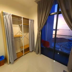 コタキナバルにあるTHE SHORE KOTA KINABALU - SABAKUBA HOMESTAY B13-13Aの海の景色を望む窓付きの客室です。