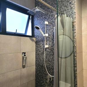 W łazience znajduje się prysznic ze szklanymi drzwiami. w obiekcie THE SHORE KOTA KINABALU - SABAKUBA HOMESTAY B13-13A w mieście Kota Kinabalu