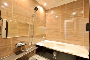 Otaru Geihinkan في أوتارو: حمام مع حوض وحوض استحمام
