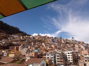- une vue sur une ville avec des bâtiments sur une colline dans l'établissement Killitas home&apart, à Cusco