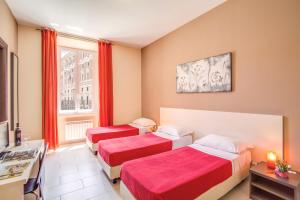 Postel nebo postele na pokoji v ubytování Hotel Mosaic Central Rome