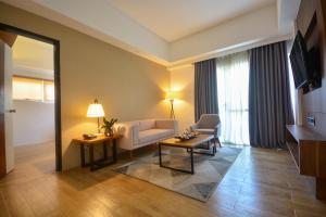 TV a/nebo společenská místnost v ubytování Sotogrande Hotel Palawan