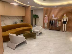 una habitación con dos maniquíes y una tienda de ropa en Hentique Manna Tangshan, en Nanjing