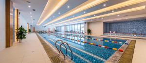 南京的住宿－南京汤山涵田·悦酒店，大楼内的大型游泳池