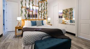 een slaapkamer met een kingsize bed en een blauwe poef bij Waterfront Haven - Sleeps 19 - Home Cinema - Dock - Weatherford TX in Weatherford