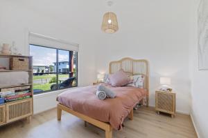 Schlafzimmer mit einem Bett und einem Fenster in der Unterkunft Bayview House with SAUNA and SPA in Cowes