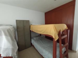 um pequeno quarto com um beliche e um armário em Casa Flamboyant em Querétaro