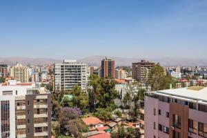 Blick auf eine Stadt mit Gebäuden in der Unterkunft Amplio Departamento en la mejor zona de Cochabamba in Cochabamba