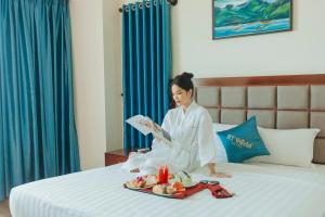 Un pat sau paturi într-o cameră la SeaFront Hotel DaNang