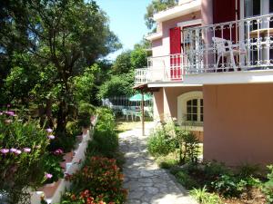 un passaggio che conduce a una casa con balcone di Villa Caterina a Ipsos