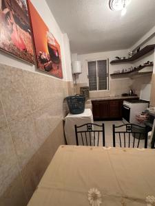 - une cuisine avec une table et des chaises dans la chambre dans l'établissement appartement tanger, à Tanger