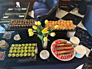 un tavolo con un buffet di dolci e frutta di Monarque Hotel Danang a Da Nang