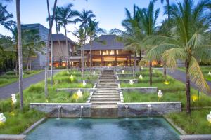 un complejo con piscina frente a un edificio en Courtyard by Marriott Bali Nusa Dua Resort en Nusa Dua