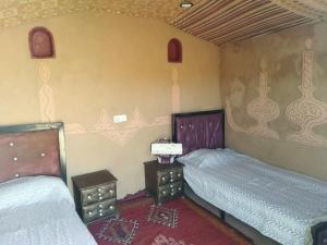 Rhessouaneにあるdoor saharaの2ベッド テーブル2台付きの部屋