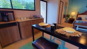 eine Küche mit einem Tisch mit zwei Geschirr darauf in der Unterkunft Suite Dream Blue in Tamarindo