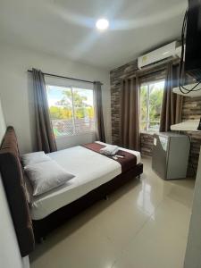 a bedroom with a bed and a large window at Hotel Playarena in Coveñas