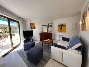 a living room with a couch and a table at Appartement 2 pièces 4 couchages, terrasse, proche plages - FR-1-226B-172 in Cavalaire-sur-Mer +6 photos
