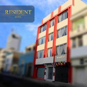 um modelo de um edifício vermelho e amarelo em Hotel Resident Piura em Piura