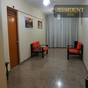 ein Wartezimmer mit zwei Stühlen und ein Schild, das das Hotel liest in der Unterkunft Hotel Resident Piura in Piura