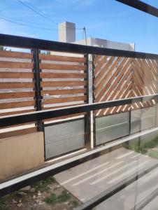 uma cerca com duas janelas laterais em Depto Civora 2 em Villa Regina