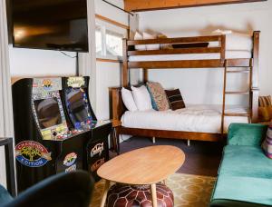 Postel nebo postele na pokoji v ubytování Grand Pine Cabins