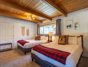 1 dormitorio con 2 camas y ventana en Grand Pine Cabins en Wrightwood