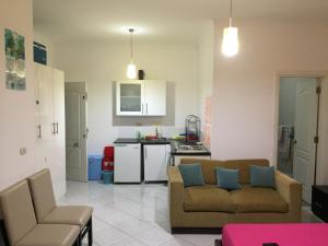 Cool Studio at nice resort with pool view in the heart of hurghada في الغردقة: غرفة معيشة مع أريكة ومطبخ