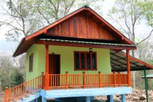 Casa pequeña con techo de paja en Soutchai Resort en Vientián