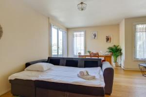 ヴィルヌーヴ・ダスクにあるBright one-bedroom in Villeneuve-d'Ascq - Welkeysのベッドルーム1室(ベッド1台、タオル2枚付)