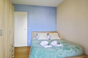 ヴィルヌーヴ・ダスクにあるBright one-bedroom in Villeneuve-d'Ascq - Welkeysのベッドルーム1室(ベッド1台、タオル2枚付)