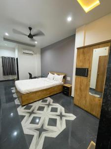 una camera con un grande letto e una zona notte di HOTEL THE GRAND MARUTI a Junagadh