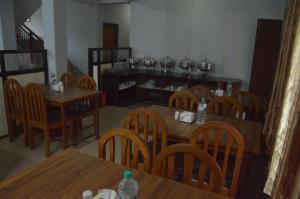ein Esszimmer mit Holztischen und Stühlen in der Unterkunft Hotel Blue moon Pokhara in Pokhara