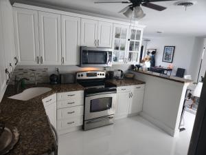 Lighthouse Guest Suitesにあるキッチンまたは簡易キッチン