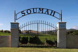 GruyereSoumah of Yarra Valley的后面有葡萄园名称的大门