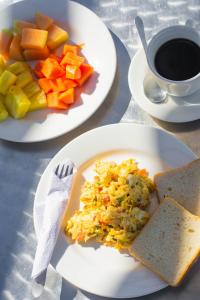dos platos de comida y una taza de café en Hotel Zamay Plus, en Santa Marta