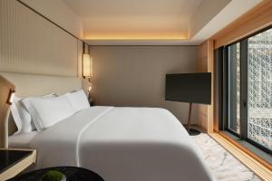 Dusit Thani Kyoto客房内的一张或多张床位