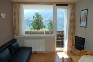 Televízia a/alebo spoločenská miestnosť v ubytovaní Appartement Alpensee