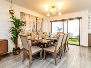 a dining room with a table and chairs at Praiano San Marino in Harry Manzo