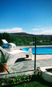 una piscina con aitating en Cabañas la bonita en Trapiche